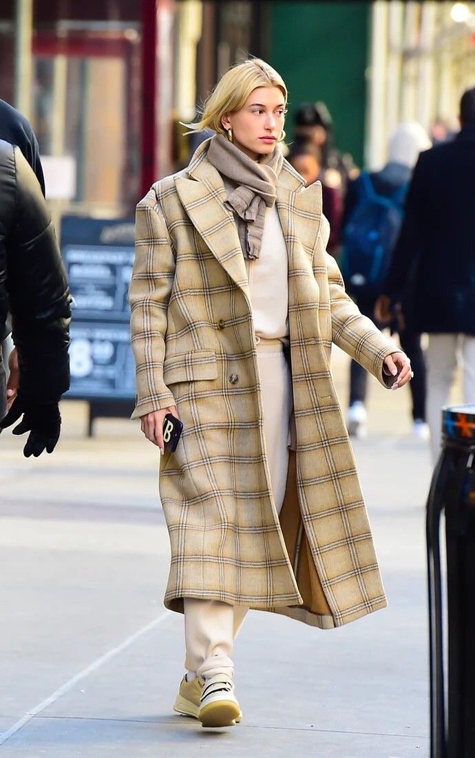 Модель Хэйли Бибер в стильном клетчатом пальто/ фото Pinterest.com.