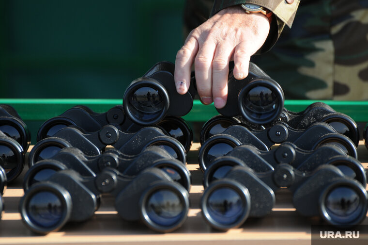    Курганскому бойцу из зоны СВО подарили бинокль ночного видения (архивное фото)