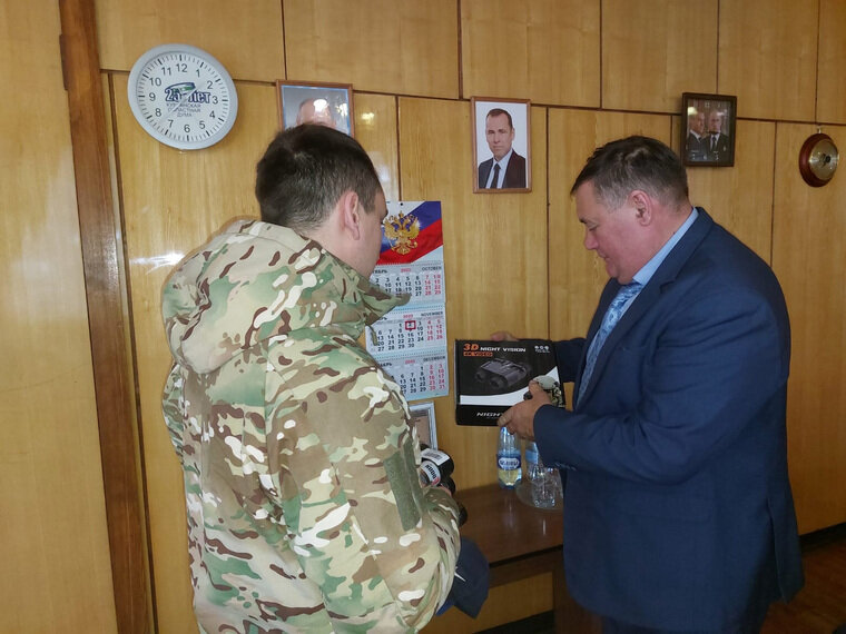    Глава Мокрусовского округа Владимир Демешкин вручил бойцу СВО бинокль ночного видения