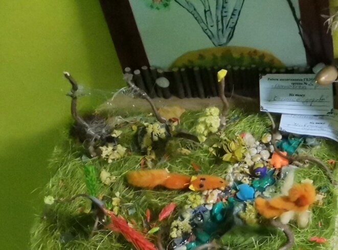 В углу стоят две палочки. На них растянута паутина. И где-то там маленький паучок. Кропотливая работа. 