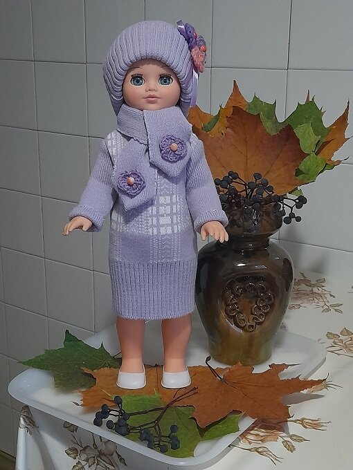 Светло-сиреневый трикотажный комплект: шапочка + шарфик с декором из шерстяных цветов. Ноябрь, 2023. 