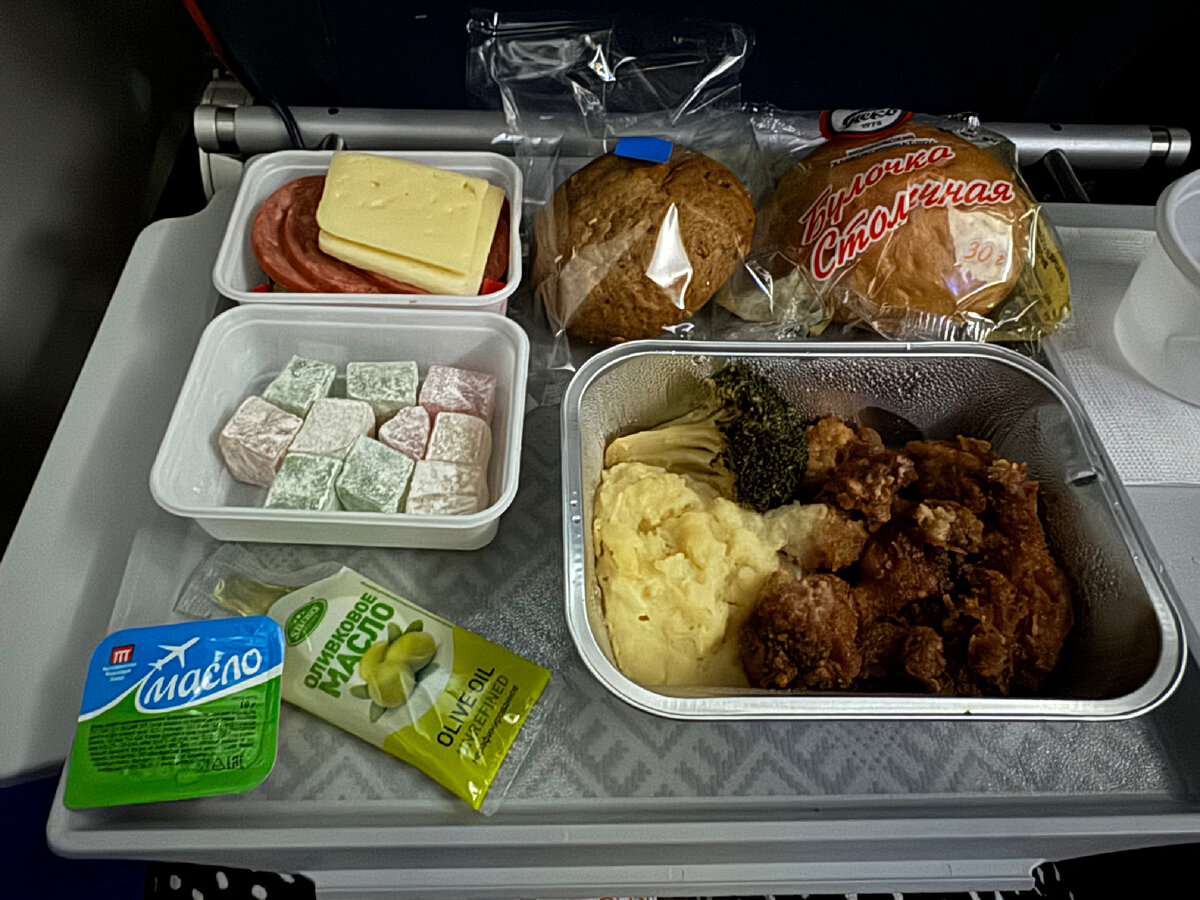 Курица, картофель, брокколи на пару, 2 булочки (серая и белая), масло сливочное, масло оливковое, сыр, колбаса, немного свежих овощей (морковь, оливка (черная), капуста) и рахат-лукум