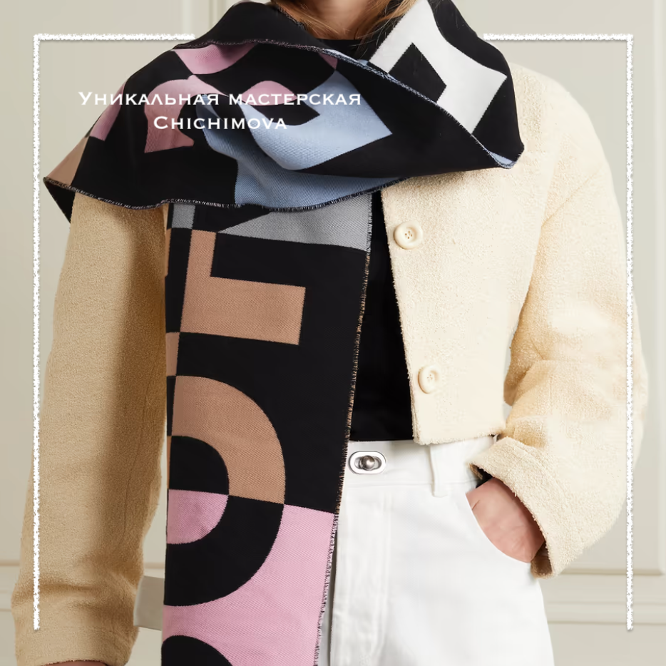 Шарф Burberry украшен логотипом бренда, написанным жирными печатными буквами различных оттенков. Он подойдет практически к любому наряду. Шарф изготовлен в Италии из теплой смеси шерсти и тутового шелка, имеет бахрому по краям. Оберните его пару раз вокруг шеи или оставьте на плечах. Листайте галерею!