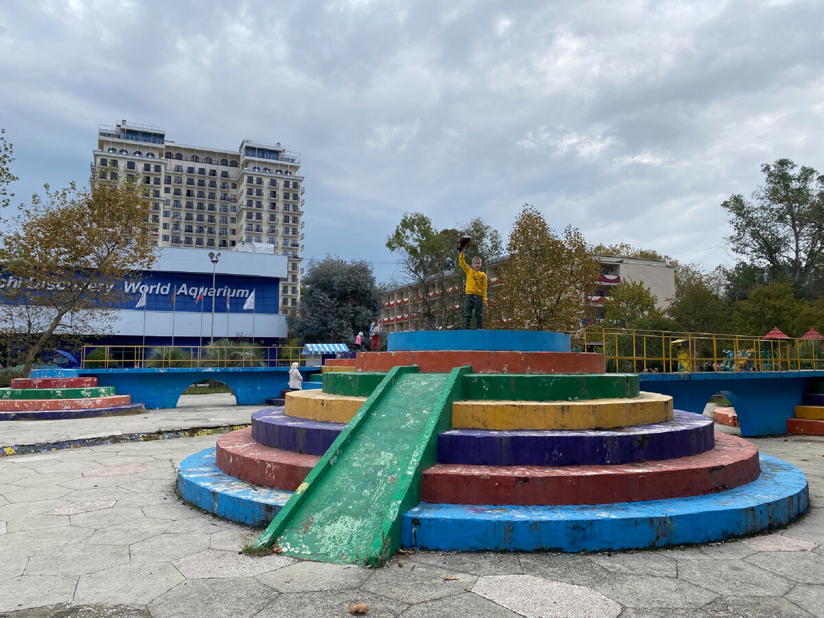 Фото автора. Лучше всего ориентироваться на океанариум. Фонтан - напротив входа 