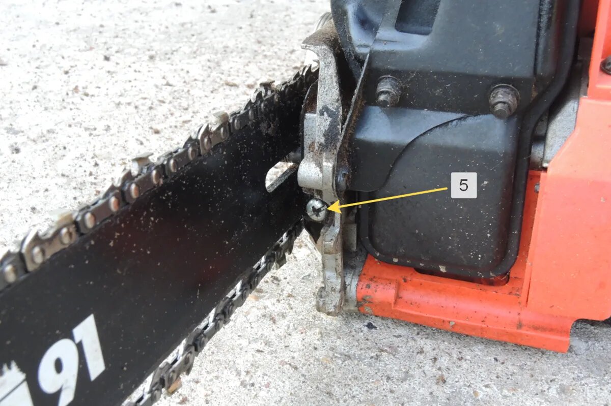 5 — регулировочный винт натяжителя цепи