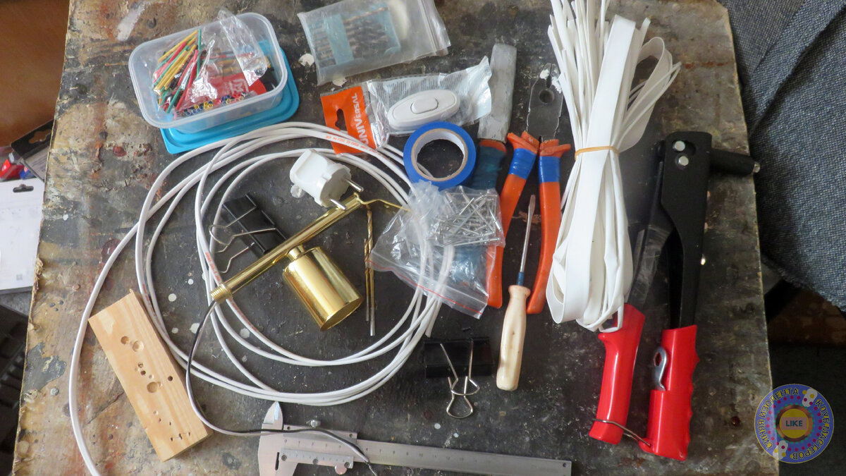 "Верстак", конечно,далеко не айс, но чем богаты, тем и рады. Не пугайтесь! Все шедевры творятся "на коленках"!)