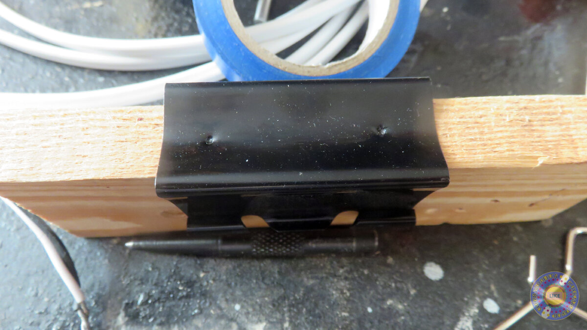 Накернил отверстия на зажиме, на гла.)