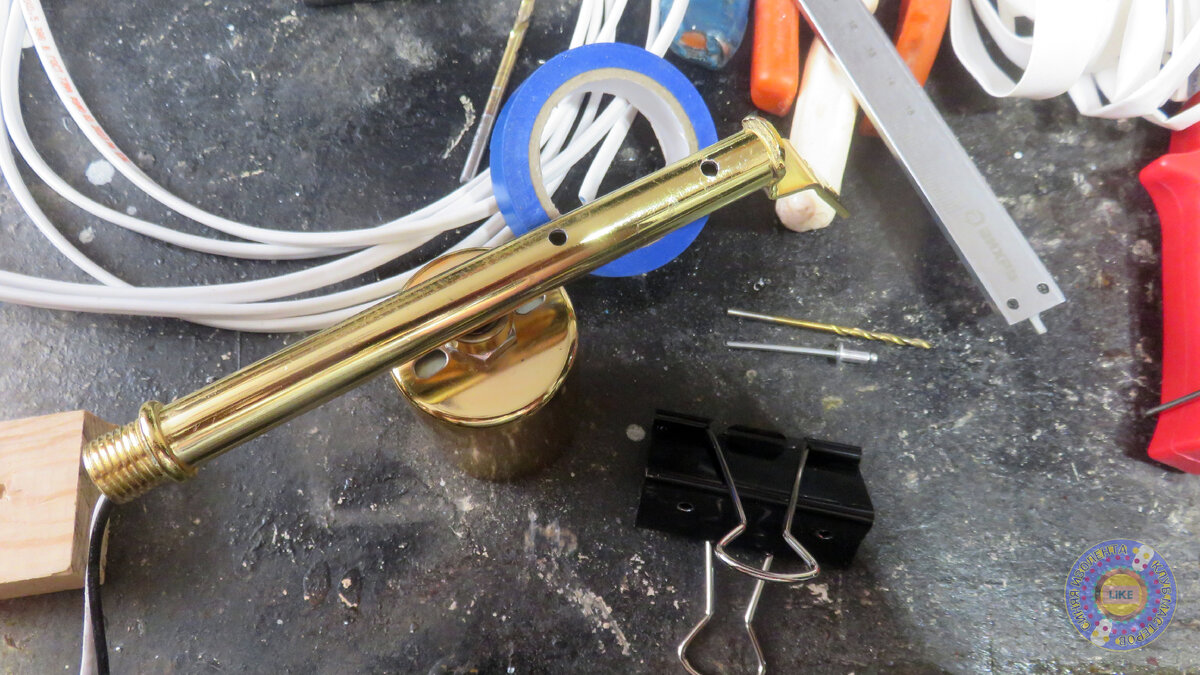 Просверлил в трубке по размеру, как в зажиме.


