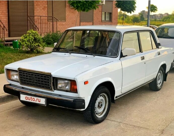 Lada 2107, известная также как "семерка", является популярной моделью, выпускаемой автомобильной компанией AvtoVAZ. Вопрос о том, стоит ли покупать Lada 2107 в 2023 году, вызывает интерес у многих потенциальных покупателей. Рассмотрим плюсы и минусы этой машины, чтобы определить, стоит ли приобретать ее или нет.

Плюсы Lada 2107:
1. Цена: Lada 2107 имеет относительно низкую стоимость по сравнению с современными автомобилями, что делает ее привлекательной для покупателей с ограниченным бюджетом.
2. Простота в обслуживании: Многие владельцы Lada 2107 отмечают ее простоту в обслуживании и ремонте. Автосервисы, специализирующиеся на ремонте и обслуживании этой модели, легко найти.
3. Практичность: Lada 2107 является надежным и прочным автомобилем, способным справиться с различными дорожными условиями. Она также имеет просторный багажник и достаточно места для пассажиров.

Минусы Lada 2107:
1. Устаревший дизайн и оборудование: Внешний вид и внутреннее оборудование Lada 2107 не соответствуют современным требованиям дизайна и комфорта. Она не имеет таких функций, как климат-контроль, система навигации и современные системы безопасности.
2. Низкая экономичность: Lada 2107 известна своим высоким расходом топлива по сравнению с современными автомобилями с более эффективными двигателями.
3. Ограниченные функции безопасности: Стандарты безопасности автомобилей значительно изменились с момента выпуска Lada 2107. Она не оснащена современными системами безопасности, такими как подушки безопасности или системы предотвращения столкновений.

Итак, стоит ли покупать Lada 2107 в 2023 году? Ответ зависит от ваших личных предпочтений и нужд. Если вы цените недорогой автомобиль, способный справиться с повседневными задачами и не являющийся приоритетом современных функций, Lada 2107 может быть разумным выбором. В случае же, если вам важны современные технологии безопасности, комфорт и экономичность, вам рекомендуется рассмотреть другие варианты автомобилей. Покупка Lada 2107 в 2023 году оправдана лишь при соответствии вашим личным потребностям и ограниченному бюджету.