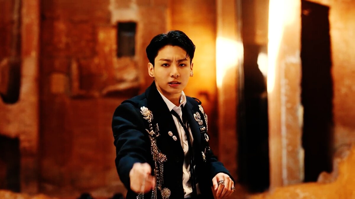 Сегодня Чонгук представил «Standing Next To You».