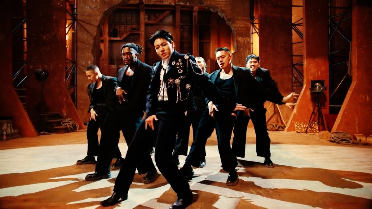 «Standing Next To You» — это настоящее испытание для вокалиста