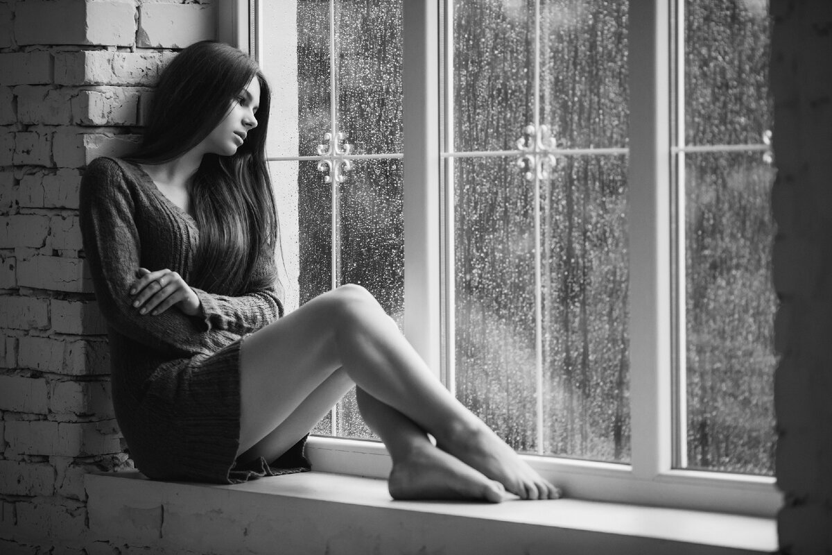 Sad and wet. Девушка грустит на подоконнике. Грустная девушка у окна. Девушка сидит у окна грустная. Девушка на подоконнике дождь