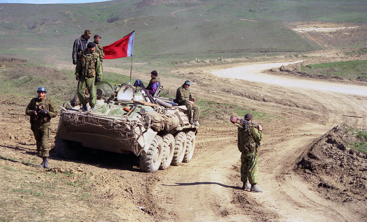 Отдых в чечне 2024. БТР 80 В Чечне 1995. Солдаты на броне БТР 80 Чечня.
