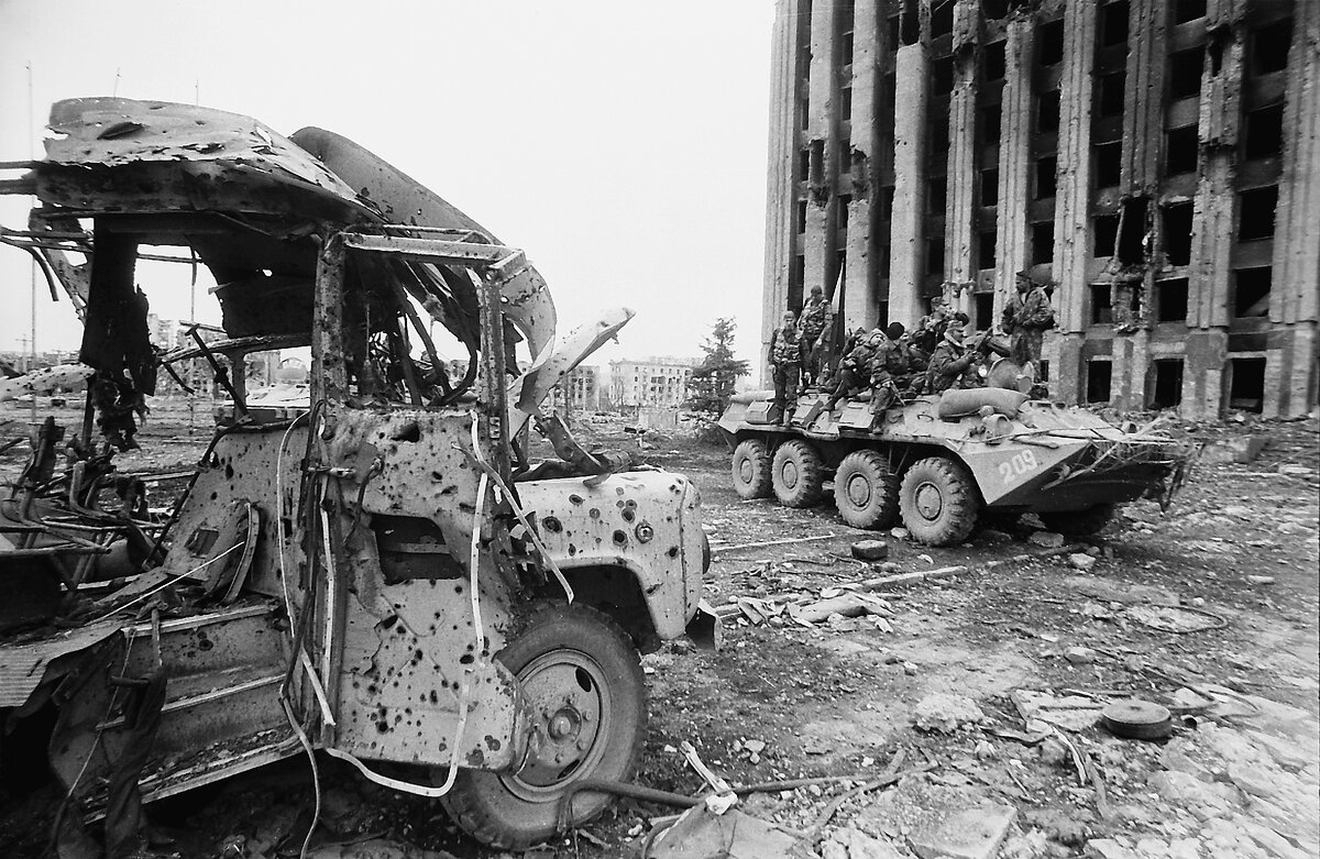 4 декабря 1995 года. Штурм президентского дворца в грозном 1995. чечня 1994 штурм грозного. чечня 1995 штурм грозного. площадь минутка грозный 1995 штурм.