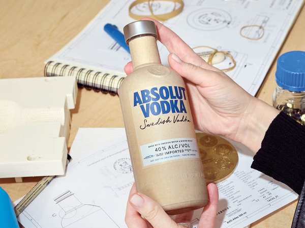    В Швеции поступила в продажу бумажная водка Absolut