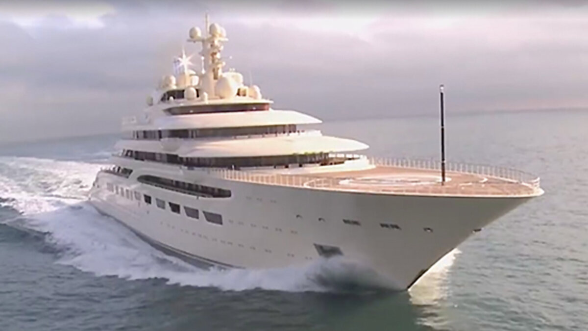 Dilbar - яхта Алишера Усманова. Алишер не стерпел наглости Абрамовича и построил яхту больше - её водоизмещение составляет почти 16 тысяч тонн, но труба пониже и дым пожиже - за этот кораблик Усманов отвалил всего 800 миллионов вечнозеленых убитых енотов. Построена тоже в Германии, но не в Гамбурге, а в Бремене.