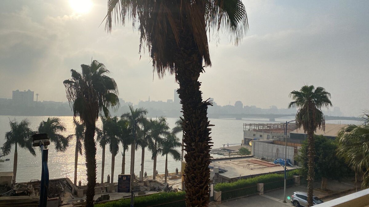 Это Нил. Жили мы в Гизе, на другом берегу Нила - Каир (сейчас и Гиза, и Каир - районы Каира, но местные их делят). По утрам над городом туман. Это вид из нашего окна. Никакой набережной нет.