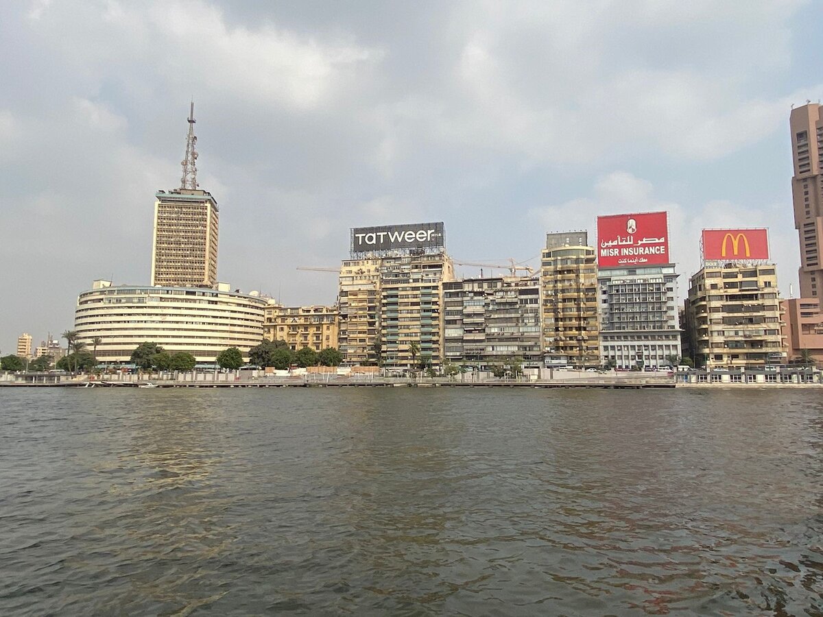 Катаемся по Нилу. Вид с кораблика. Купаться в Ниле нельзя - очень грязно. Но в центре города на реке мы видели цаплю.