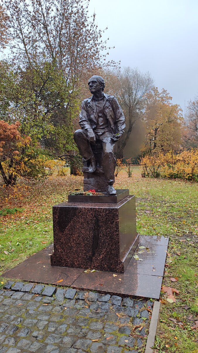 Памятник скульптору при входе в мастерскую. 