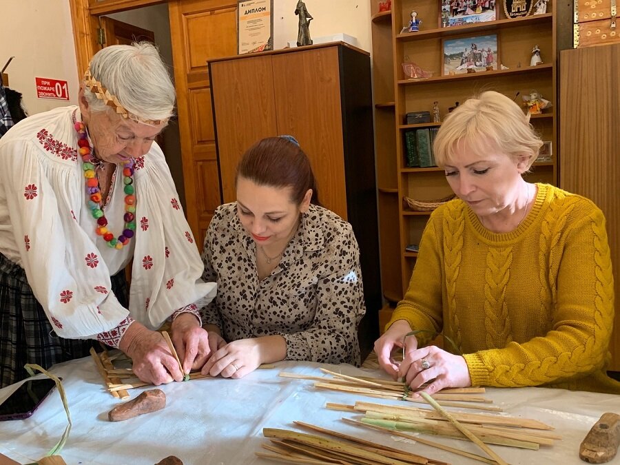 Как в агрогородке Коровчино сельские мастерицы сохраняют и передают детям искусство лаптеплетения