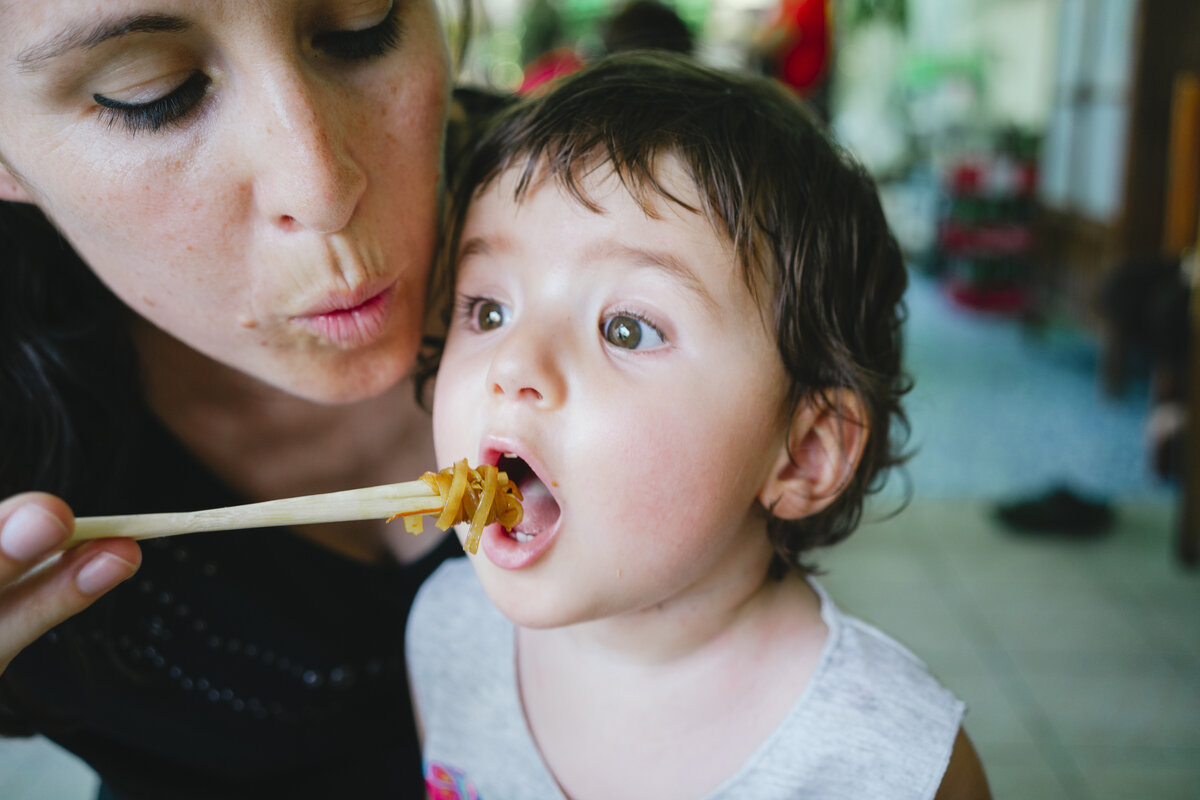 Причины, по которым ребенок ест много сладкого