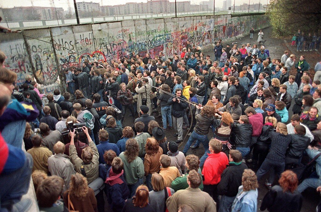 9 Ноября 1989 Берлинская стена. Падение Берлинской стены 1989. В 1989 году - крушение Берлинской стены 9 ноября. Разрушение Берлинской стены.