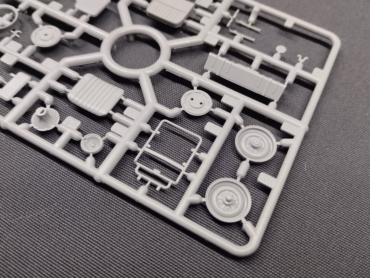 Диски колес четко пролиты, очень тонко сделана рама под сидение