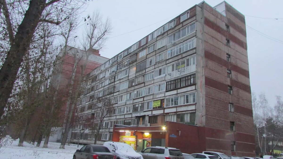     В Тюмени активно идёт работа по замене лифтов, отслуживших свой срок эксплуатации. Однако удивительная ситуация возникла в одном из болгарских пансионатов на улице Харьковской: там до сих пор работают «родные» лифты, внушающие ужас местным жителям. Пока речи о замене подъёмных машин не идёт.