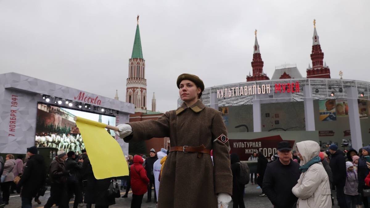    Артист исторических реконструкций Лада Шевелева в роли регулировщицы во время празднования Дня народного единства на Красной площади / Фото: Анатолий Цымбалюк / Вечерняя Москва