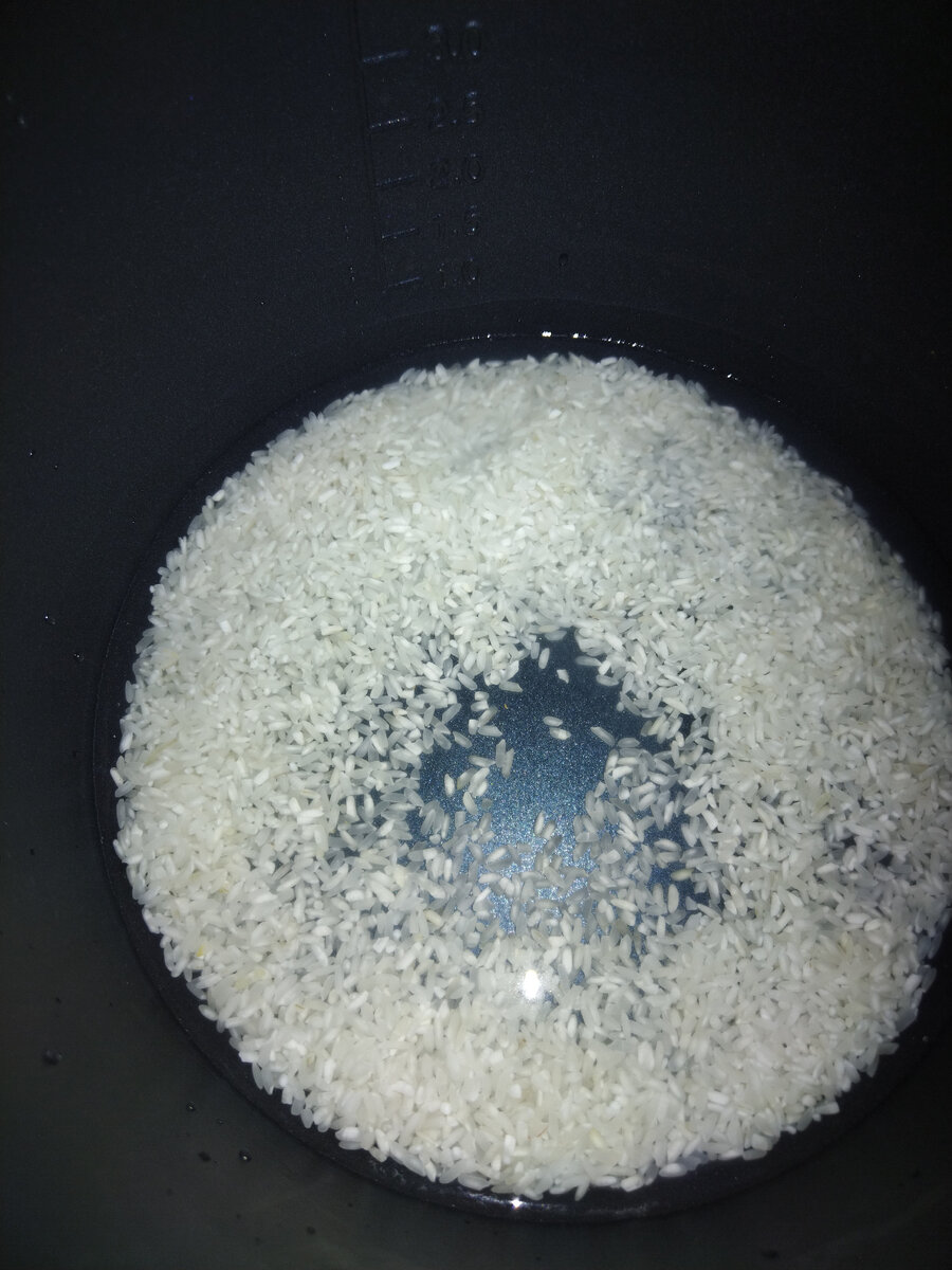 Если присмотреться, то можно увидеть количество воды по соотношению к рису😉