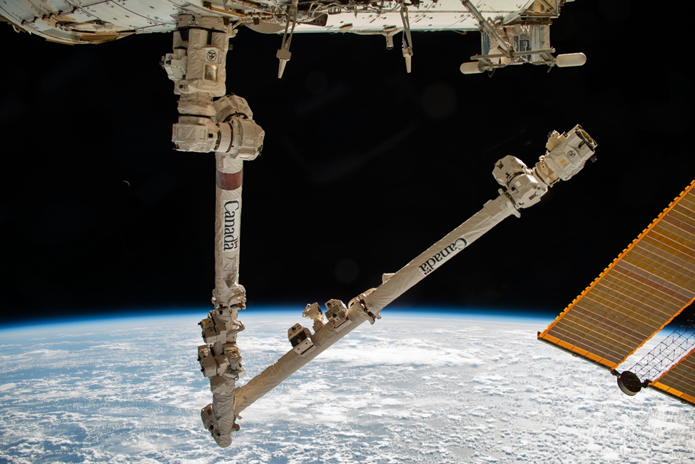 Канадский манипулятор SSRMS в составе станции. Фото: nasa.blog.com