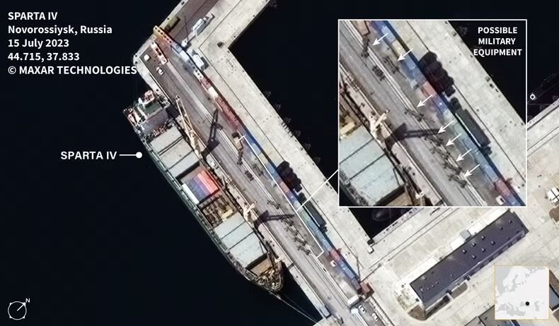 Корабль «Спарта IV» в российском порту с возможной военной техникой на причале. Фото: Maxar Technologies и RUSI Open Source Intelligence and Analysis
