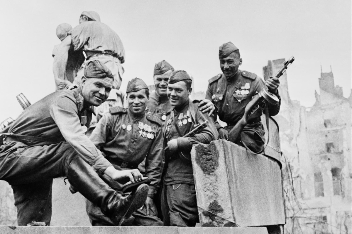 Солдат победил. Марк Редькин фотографии 1945. Советские солдаты в Берлине 1945. Солдаты красной армии 1945 Берлин. Фото солдат в Берлине 1945 год.