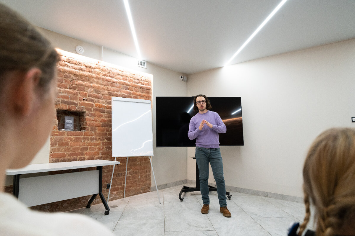 Максим Лутай спикер