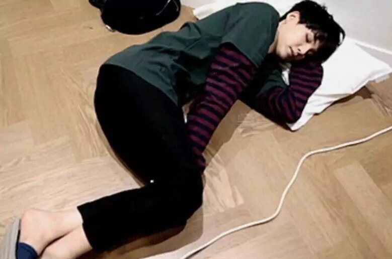 Кореец спит на полу