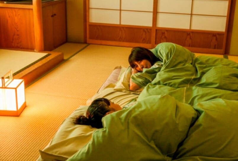 Сплю без матраса. Японцы спят. Японский Футон для сна. Японская кровать на полу. Корейская кровать на полу.