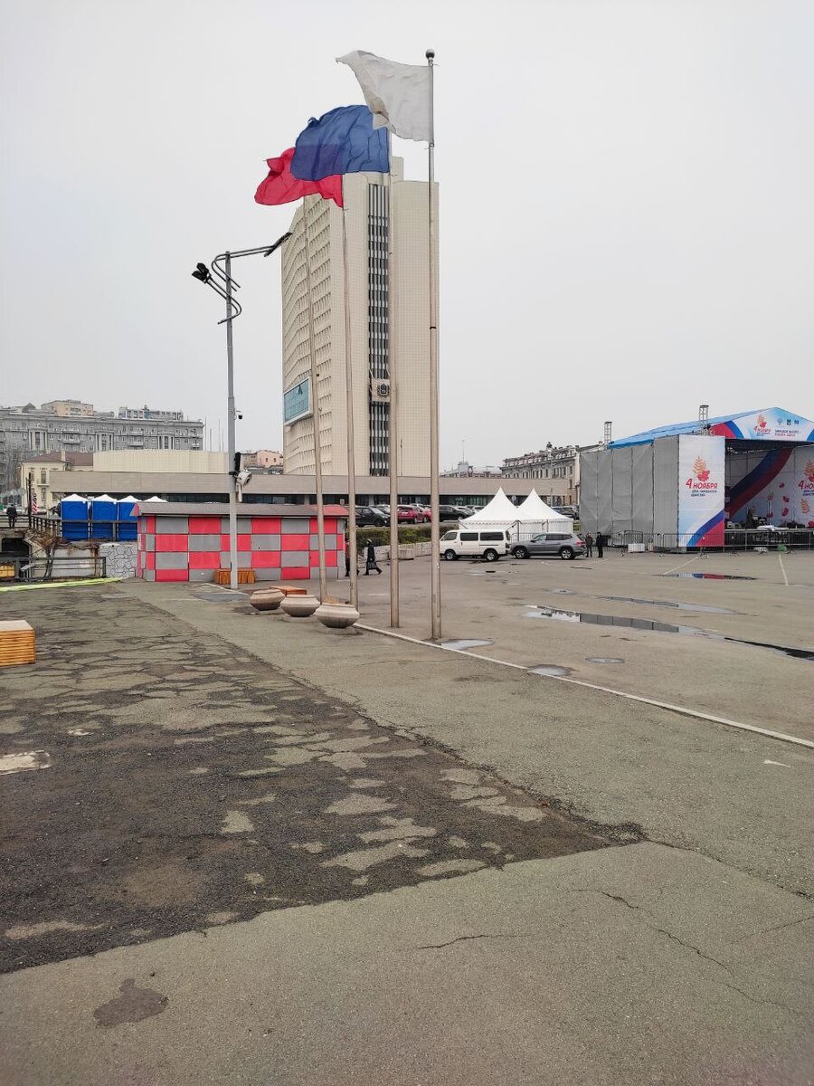 Флагштоки на центральной площади Владивостока, фото автора поста