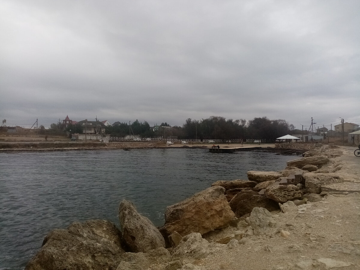 Ноябрьский пляж Ребзик в Черноморском.