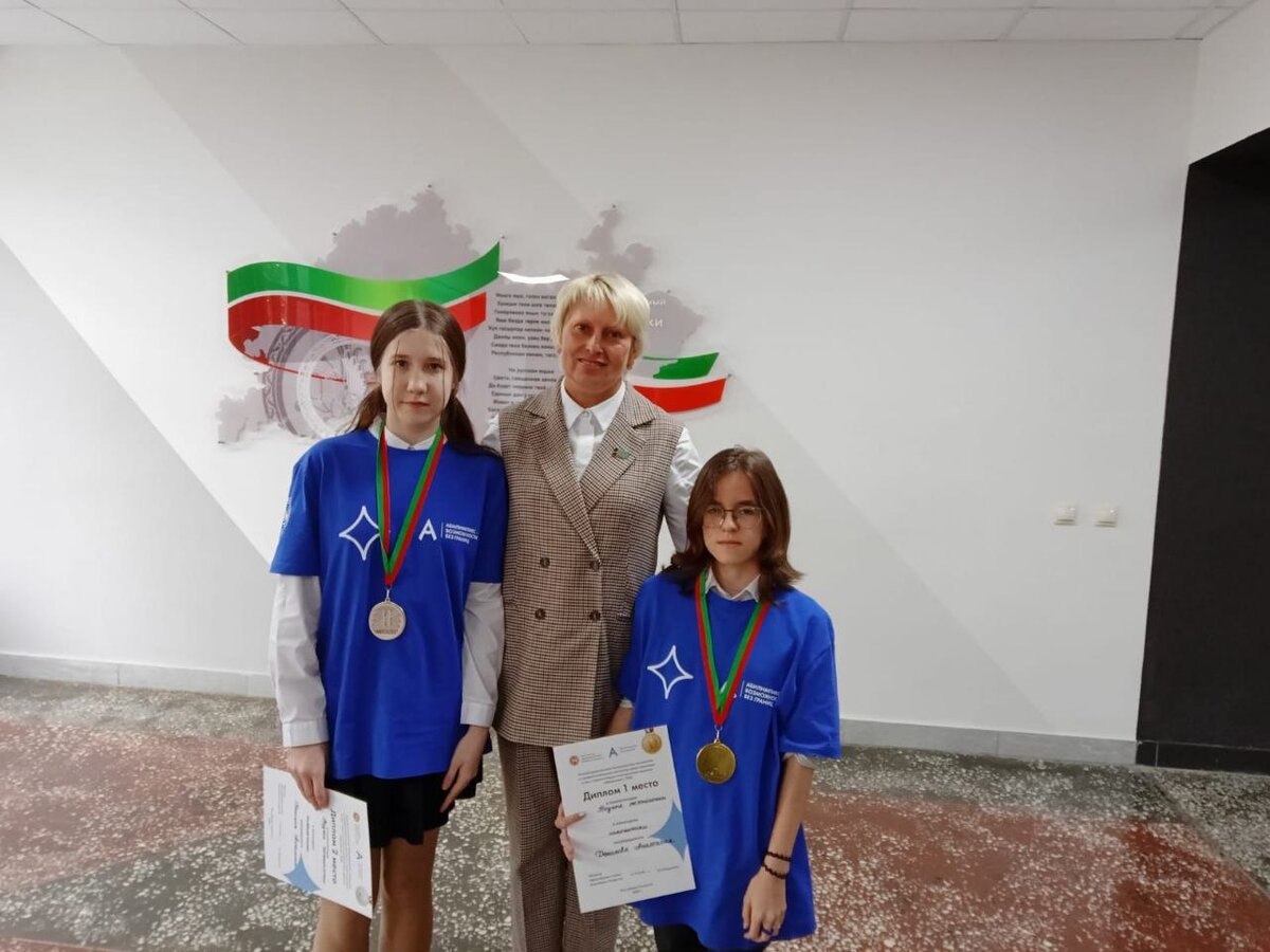 Справа - Настя Денисова (Диплом и медаль за Первое место). Фото представлено семьёй Денисовых