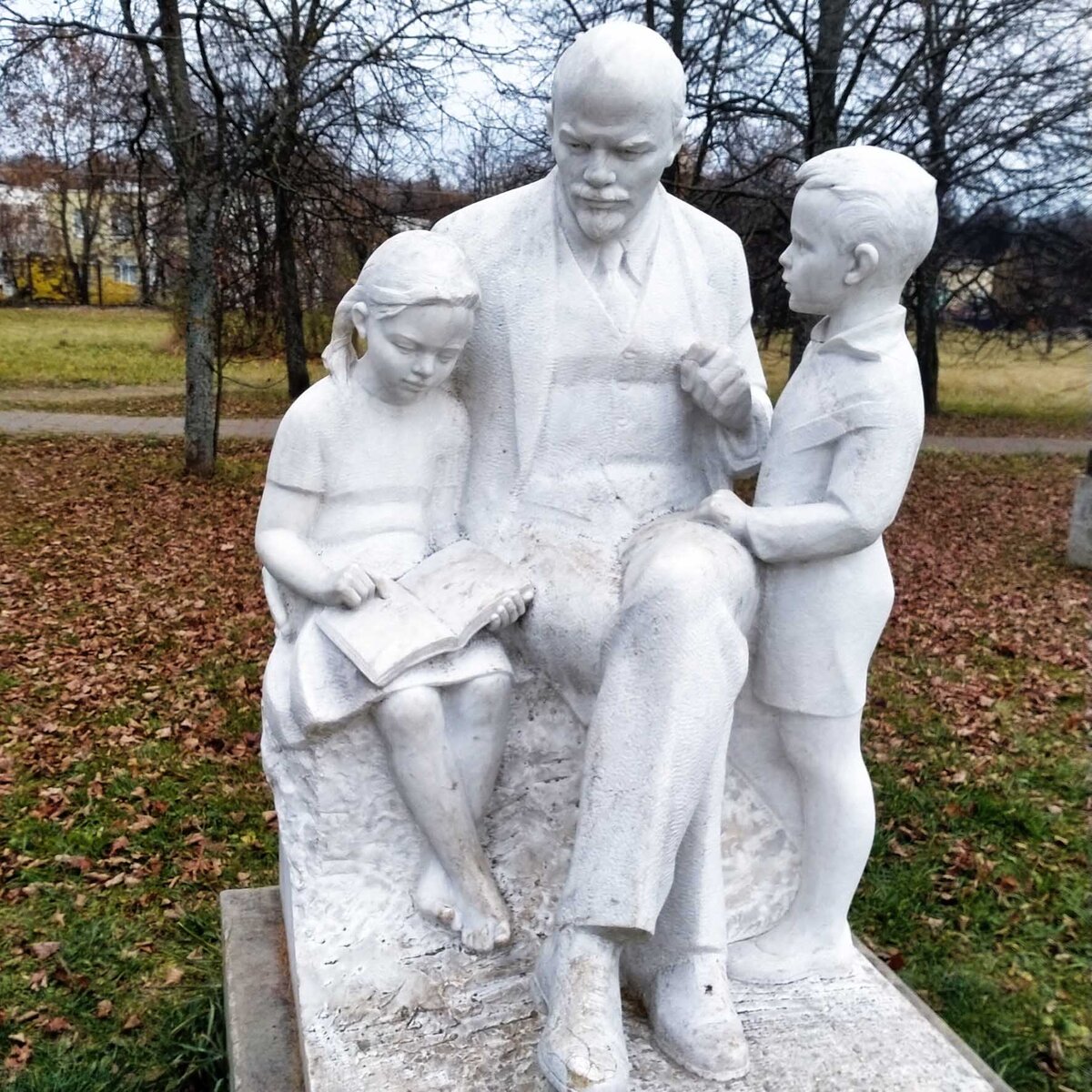 1. Ленин и дети (классика!). Горки Ленинские, Россия.