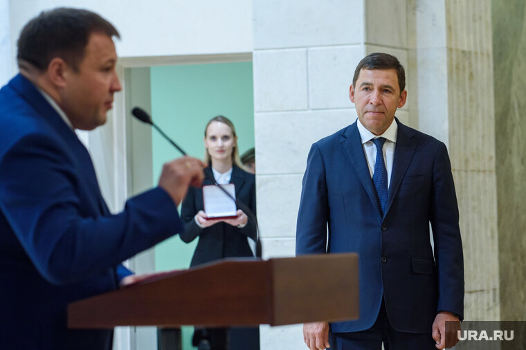    Александр Вервейн (слева) получил награду от Евгения Куйвашева