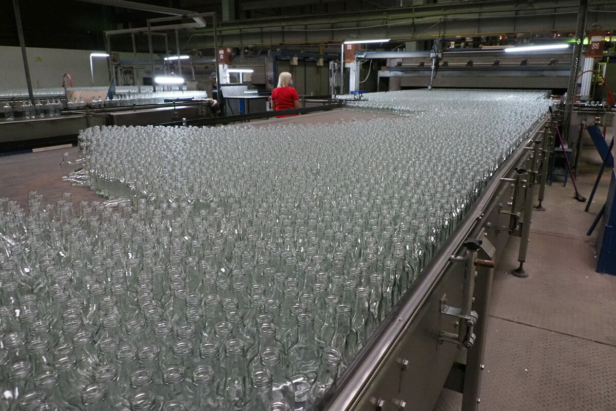 Рузаевский стекольный завод производит цветную и бесцветную стекольную тару. 