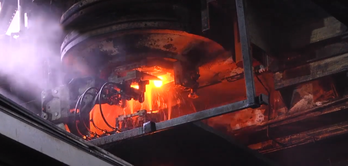 Работа стекловаренной печи на Рузаевском стекольном заводе. Для ознакомления, кадр взят из видеоматериала "ТелеСеть Мордовии".