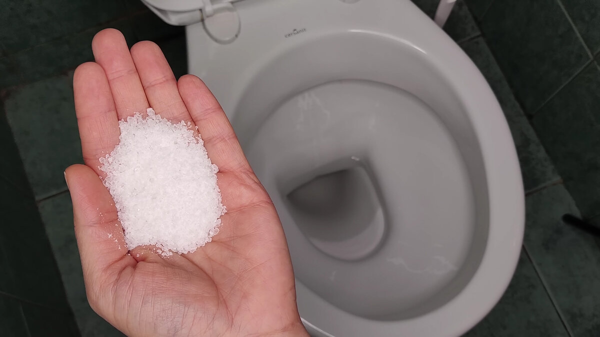 Вот зачем нужно насыпать соль в унитаз. Несколько вариантов ...