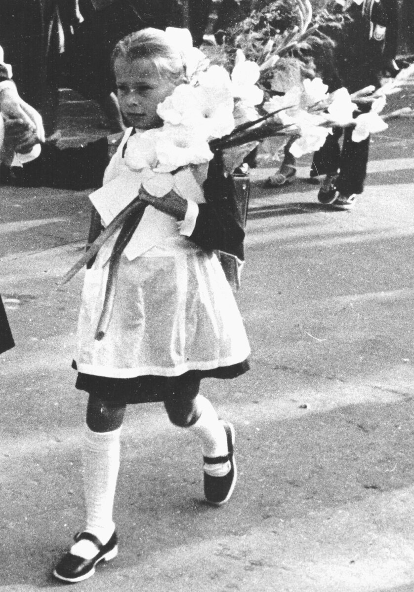 Здравствуй, школа! И цветы на плече))))