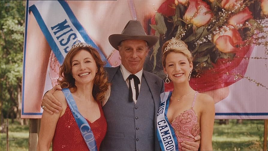 Семья Анабелль на фоне плаката с Анабелль