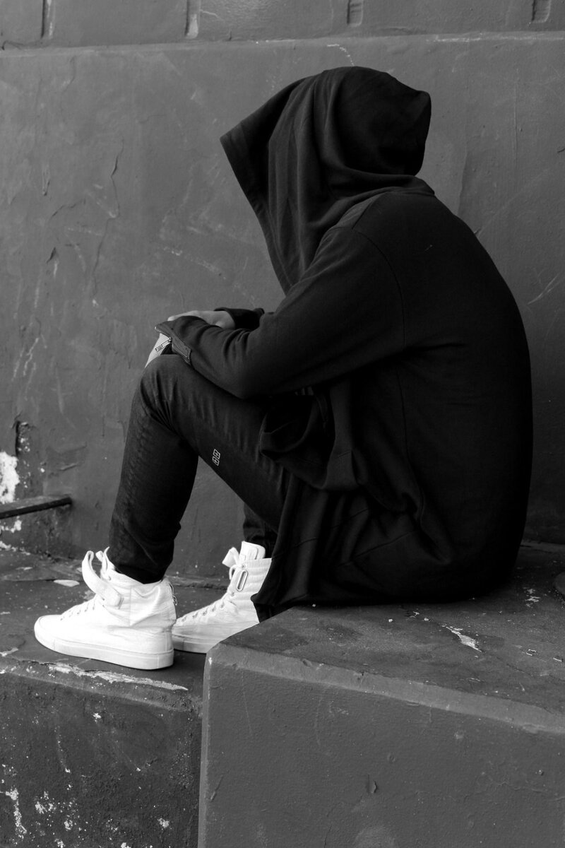 В один день мне рассказали историю как молодая семья отправилась в поездку на автомобиле ,,муж -24 года, жена -22 года ,грудной ребенок.они попали в аварию ,в этот ужасный момент погибла жена и ребенок,муж в тяжёлом состоянии лежит в больнице без сознания,мне было больно это слышать от людей , особенно их отношения к этому кодбудто им всеровно.Сидя слушая грустную музыку я понимал что чувствует мужчина,какого ему сейчас больно ,какого ему хочется обнять их вновь ,но уже не чего не изменить ,в этот момент я представил себя на его месте ,честно сказать я чуть не заплакал .Мне очень жаль мужчину,соболезную ему с утратой 😔