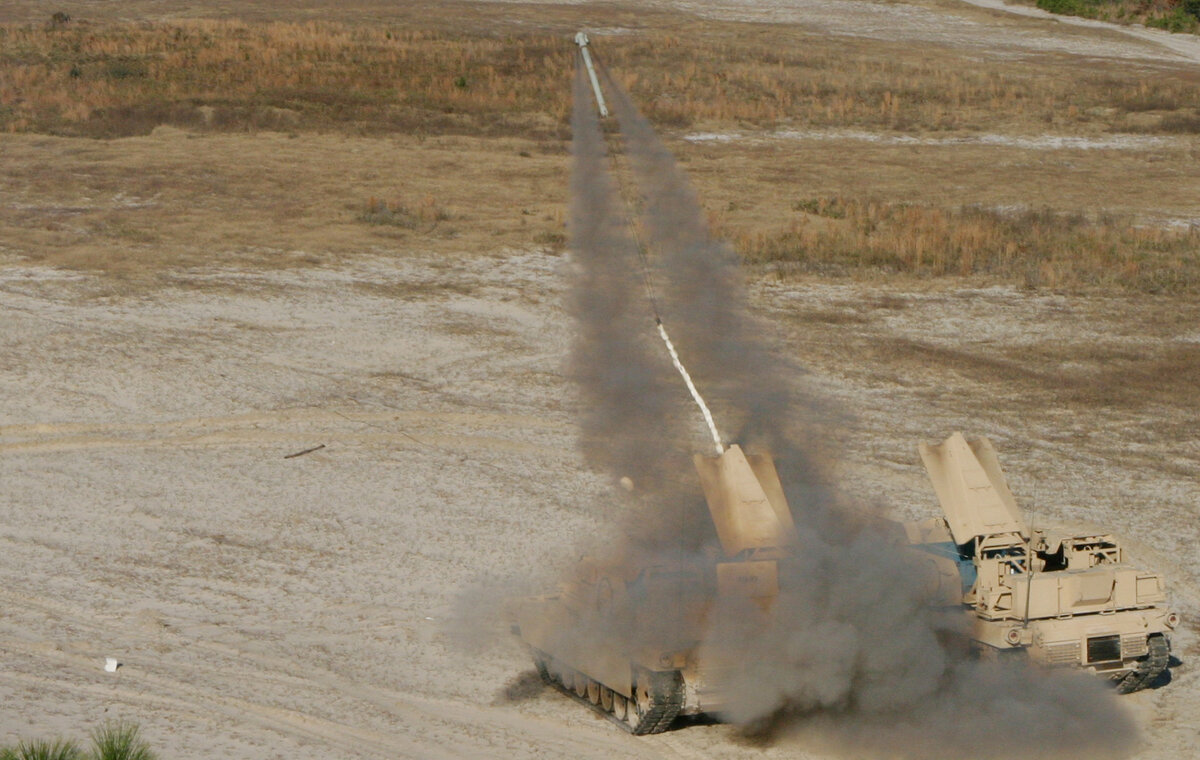 Запуск линейного подрывного заряда машиной M1150 Assault Breacher Vehicle