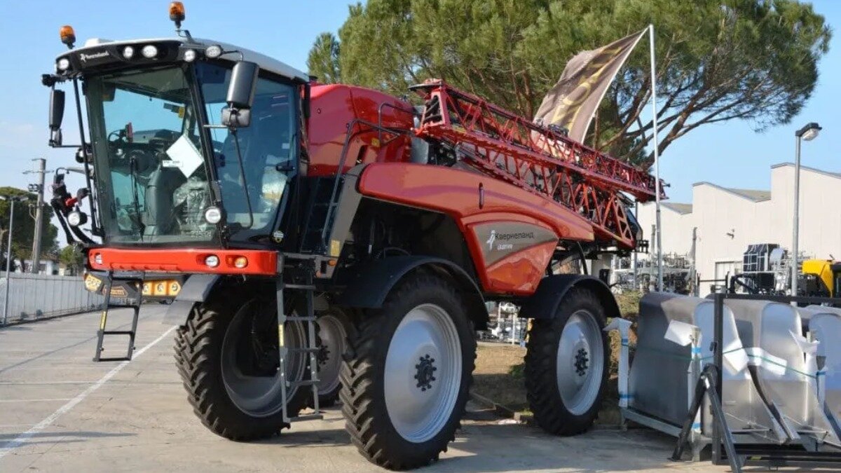 Фото: mechaman.nl Опрыскиватель Mazzotti в красном цвете под названием Kverneland xDrive