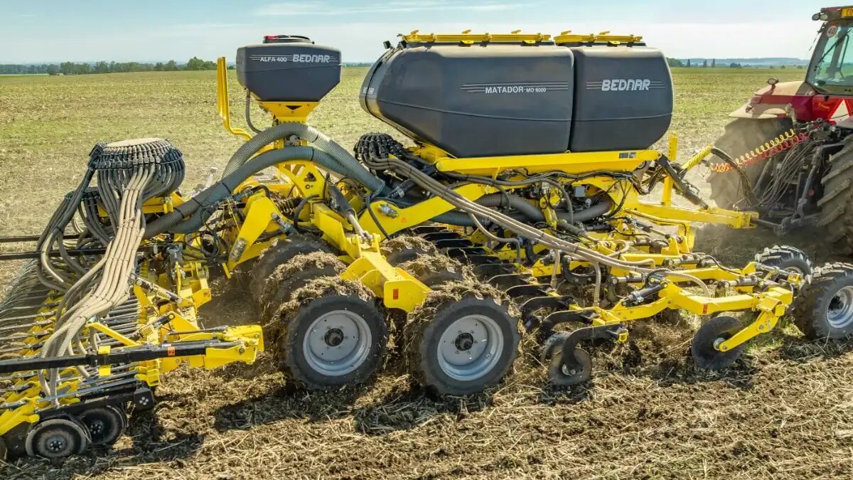 Фото: bednar.com Новая сеялка прямого посева Bednar Matador MO 6000 в поле
